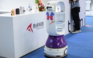CTiS2021 | 擎朗无人配送机器人亮相CTiS，担任小小送水工