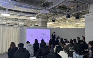 一拎即走的坚果投影N1，三色激光云台秀移动、画质多重实力