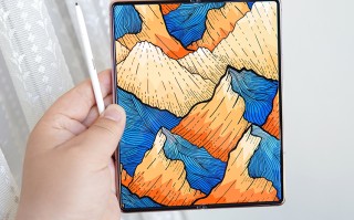 三星Galaxy Z Fold 3折叠屏手机又有新谍照，首发屏下摄像头实锤？