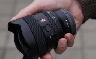 索尼14mm f/1.8 GM镜头谍照 手掌大小、灯泡结构