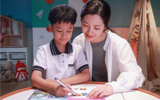 AI加持助力孩子学习，如布发布V11全科词典笔