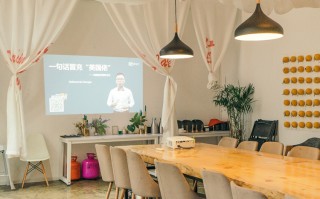 明基"光投墙"投影仪 无幕布也出色