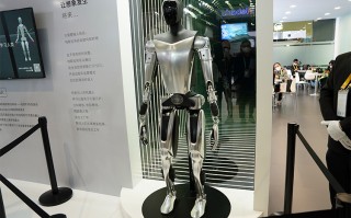 CIIE2022 | 特斯拉人形机器人亮相进博会 Model S/X Plaid中国首秀
