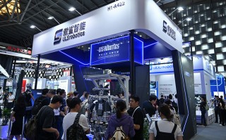 傲鲨人形外骨骼复合机器人首秀WAIC2024 “遇见未来”系列进入大众视野