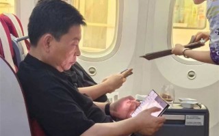 全球首款华为三折叠真机亮相，网友预估没20000元拿不下！