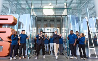 苹果CEO库克否认iPhone 17系列涨价与关税有关