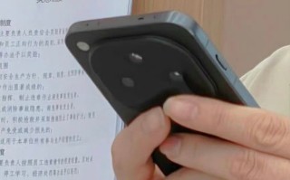 疑似OPPO Find X8系列真机谍照曝光：直角边框加居中流体云，果味儿十足