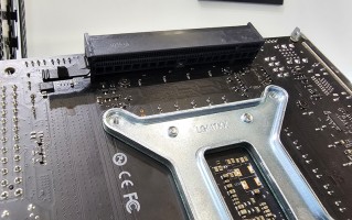 路线正确！铭瑄发布“背靠背”主板，显卡可以直接插到主板背面