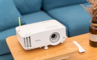 明基E530 一台既能无线投屏又能上网的高亮智能商务投影机