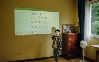 享受假期 用投影仪解决神兽教育、娱乐问题