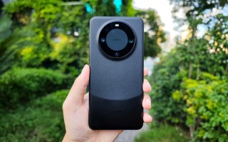 华为Mate60系列遭花式折磨，砸钉子、汽车压，质量堪称新一代诺基亚
