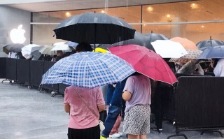 台风雨浇不灭果粉们的热情 iPhone 16系列上海首销盛况依旧