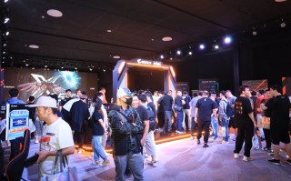 技嘉AORUS Z790 钛雕 X主板现身"D5超频决胜力"现场：内存超频至11200MHz
