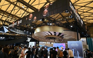 AWE2023 | 追觅发布旗舰X20 Pro扫地机器人，四足机器狗引众人围观