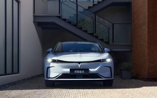 岚图首款轿车追光正式发布：更大续航730km 预售32.29万元起