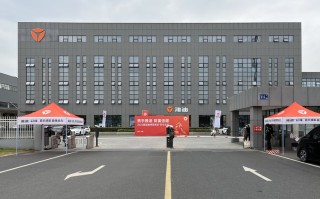 戴上头盔 一起体验雅迪2023年新款电车