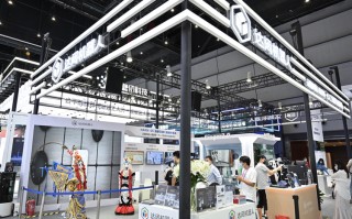 WAIC2022 | 达闼展示新一代机器人 能做家务也能冲咖啡