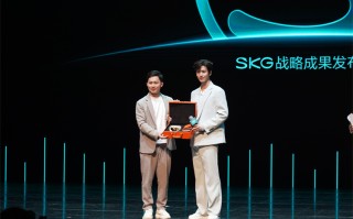 张凌赫现身真&middot;金腰带99999元发布会现场！看SKG用"混动"革新 *** 科技