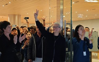 库克关键时刻现身上海：苹果不能没有中国，将加大投资