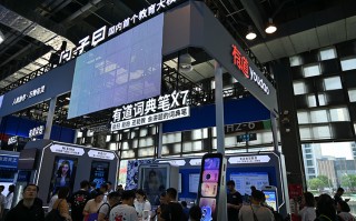 有道词典笔X7首秀WAIC2024 内置小P老师与Hi Echo进行AI辅导