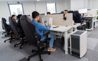 办公桌椅配置有讲究 电竞椅与升降桌打造高效工作环境
