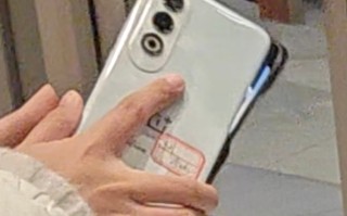 终于放弃了合页设计？ 一加新机后摄布局致敬机你太魅