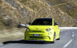 纯正小电炮，7秒可破百，Abarth 500e官图正式发布