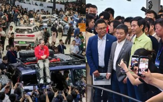 两个中年男人，"秒杀"千万车模，北京车展C位竟是这俩"网红"