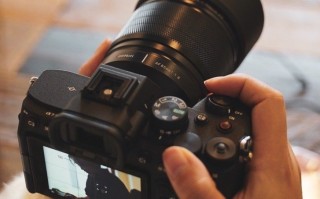 岩石星85mm f/1.8 AF详情曝光 9片8组光学结构 重626g
