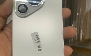 疑似华为P70标准版谍照曝光：不是素皮，Deco装饰与背板均是玻璃材质
