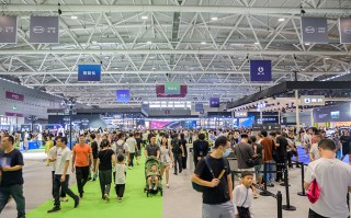 比亚迪展示秦L与海豹06 DM-i汽车：2100公里续航再创“工业奇迹”