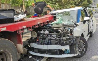 极氪009追尾大货车，这A柱强度不科学！