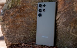 三星Galaxy S24 Ultra支持5倍光学变焦，屏幕无挖孔+极窄边框