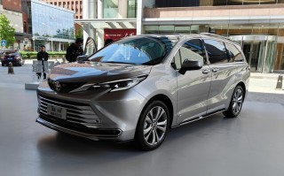官方降价2.5万元，升级8155芯片！新款丰田赛那上市