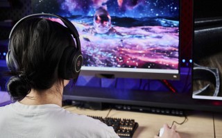 轻巧的颜值党 实力颜值兼顾 赛睿Arctis Nova 3电竞游戏耳机