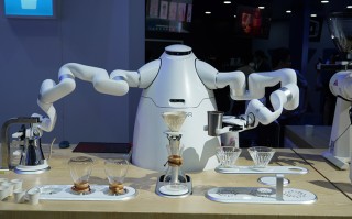搭载高通芯片 猎户星空机器人亮相高通技术和合作峰会