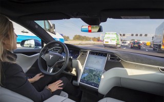 马斯克：特斯拉FSD有望年内在华获批，Robotaxi十月亮相