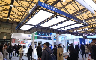 扫地、擦窗、割草全不在话下，科沃斯携多款机器人亮相AWE 2024