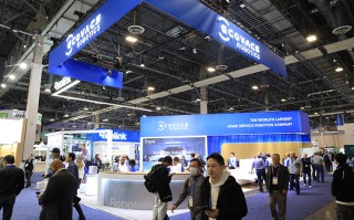 扫地机进化为滚筒活水洗地！科沃斯CES2025带来多款高能机器人