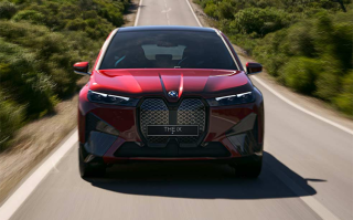 宝马电动旗舰SUV iX国内4S店实拍
